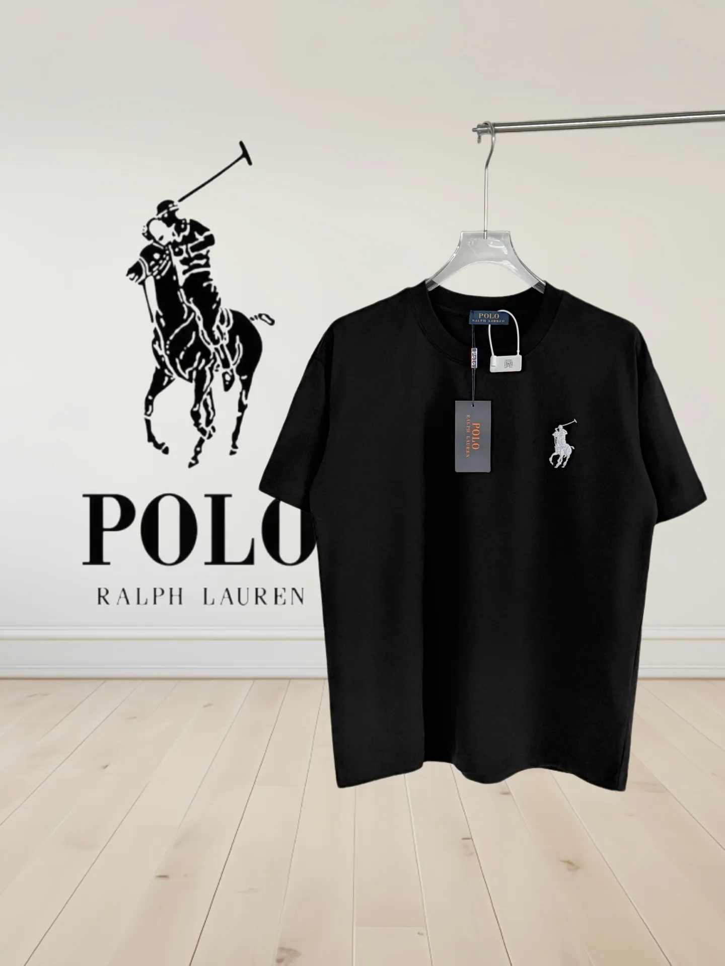 P160 [High Quality]Ralph Lauren*Ralph Lauren embroidery micro-label simple‼ ️Short-sleeved T-shirt 💗Ralph Lauren classic short-sleeved T-shirt, custom-made 280g pure cotton fabric, soft and breathable, classic horseback golf🏌️ embroidery on the chest, logo + logo embroidery on the back, simple and recognizable. Round neck design, neat tailoring, customized 280g pure cotton fabric, soft and smooth to the touch, great breathability, super comfortable to wear in summer! The same loose version for men and women, OK to wear alone or layered, versatile ~ 𝐂𝐎𝐋𝐎𝐔𝐑: black white 𝐒𝐈𝐙𝐄: S-xL Size chart: S: Shoulder width 51 - Bust 55 - Clothing length 70 M: Shoulder width 53 - Bust 57 - Clothing length 72 L: Shoulder width 55 - Bust 59 - Clothing length 74 XL: Shoulder width 57 - Bust 61 - Clothing length 76